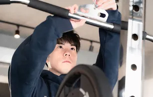 Image of a trainer setting up a training machine