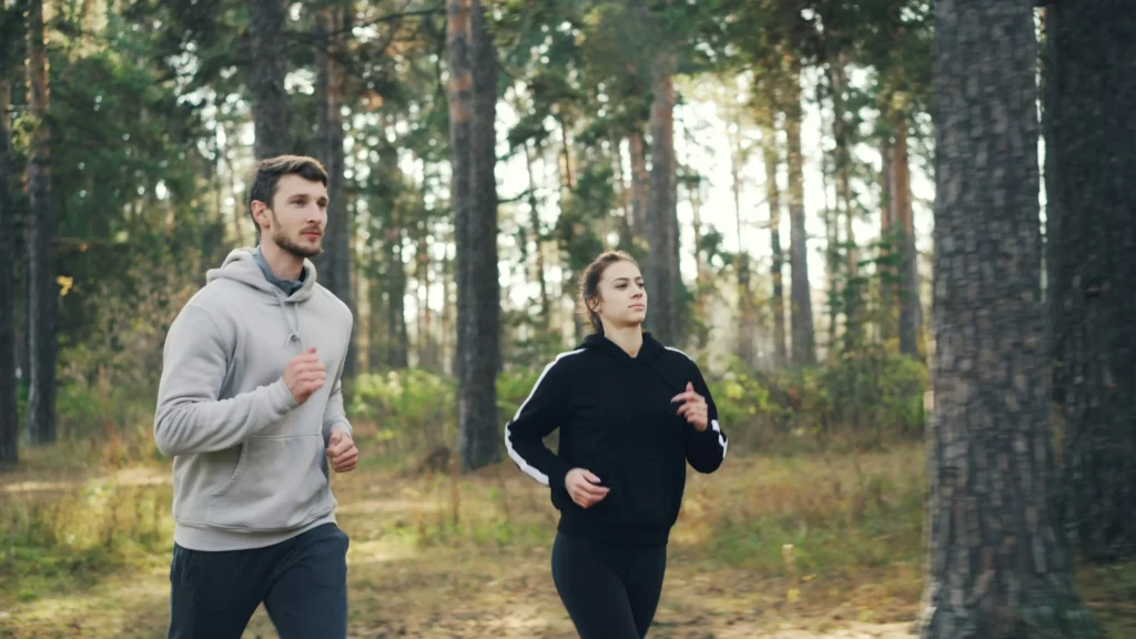 森の中でジョギングするカップル