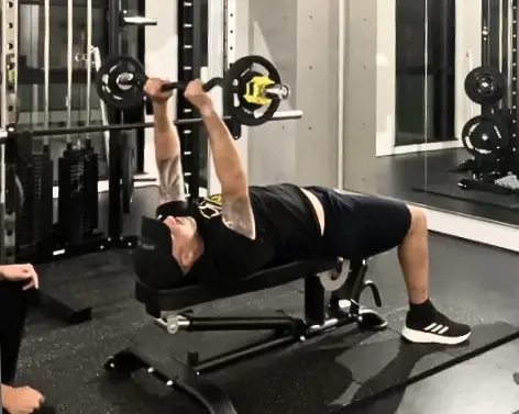 Training scene of an international client working out at FIT HIVE, a personal gym located in Hommachi, Nishi-ku, Osaka City