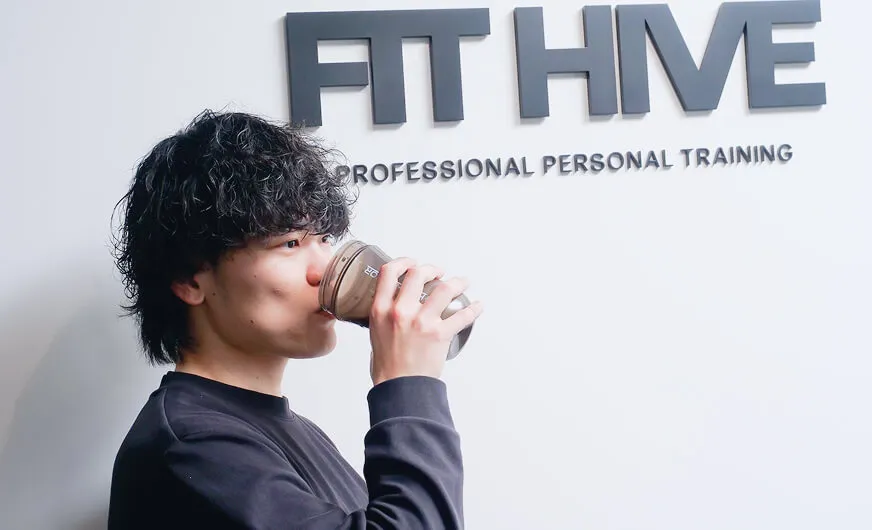 {t({ ja: 'プロテインを飲む男性', en: 'Man drinking protein shake' })}