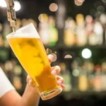 グラスに注がれるアルコールの写真