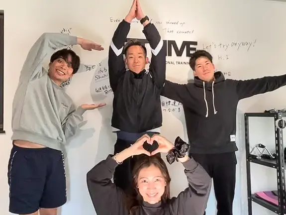 大阪市西区本町のパーソナルジムFIT HIVE（フィットハイブ）でペアパーソナルトレーニングを受けたご夫婦とトレーナー