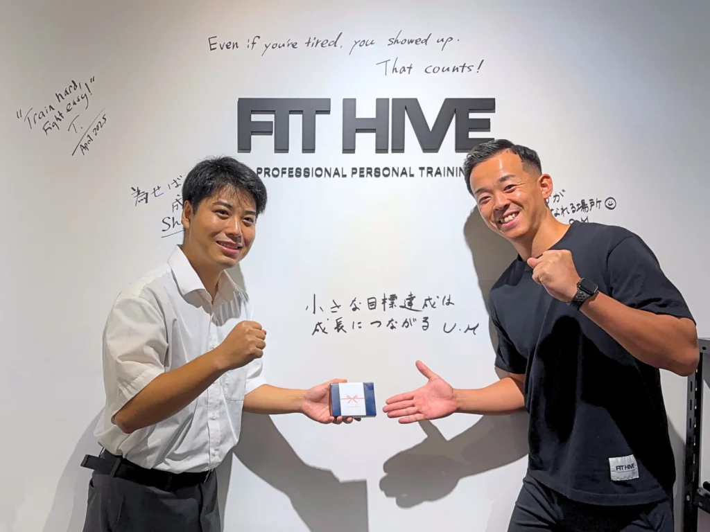 Photo of U.M., who trained at FIT HIVE, a personal gym in Honmachi, Nishi-ku, Osaka, receiving the gift.
