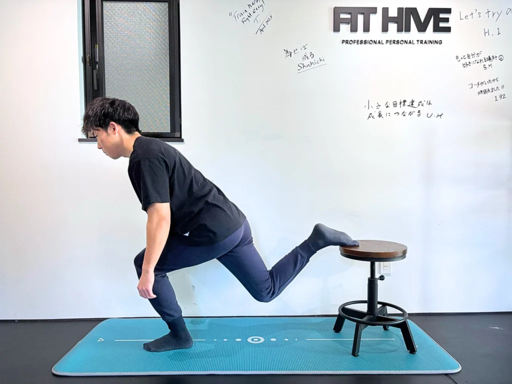 How to perform a Bulgarian squat step 2