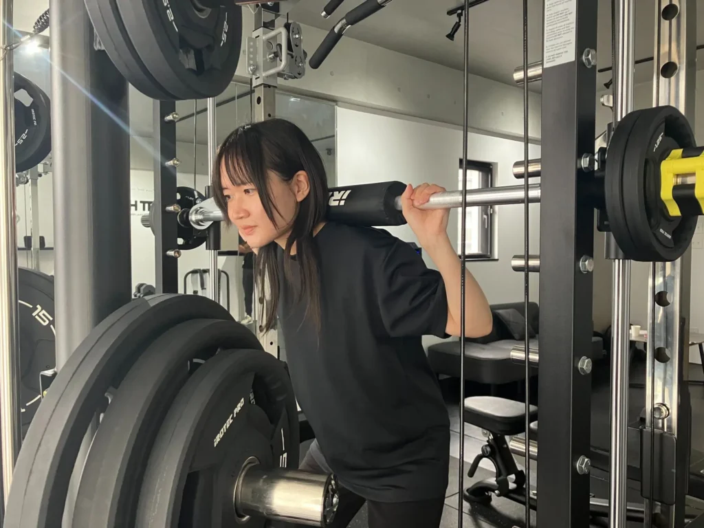体験トレーニングでラットプルダウンをするデザイナーNさん