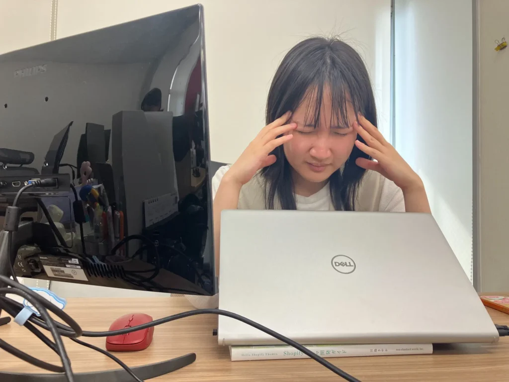 いやそうな表情をするデザイナーNさん