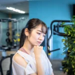 ジムで悩んでいる女性