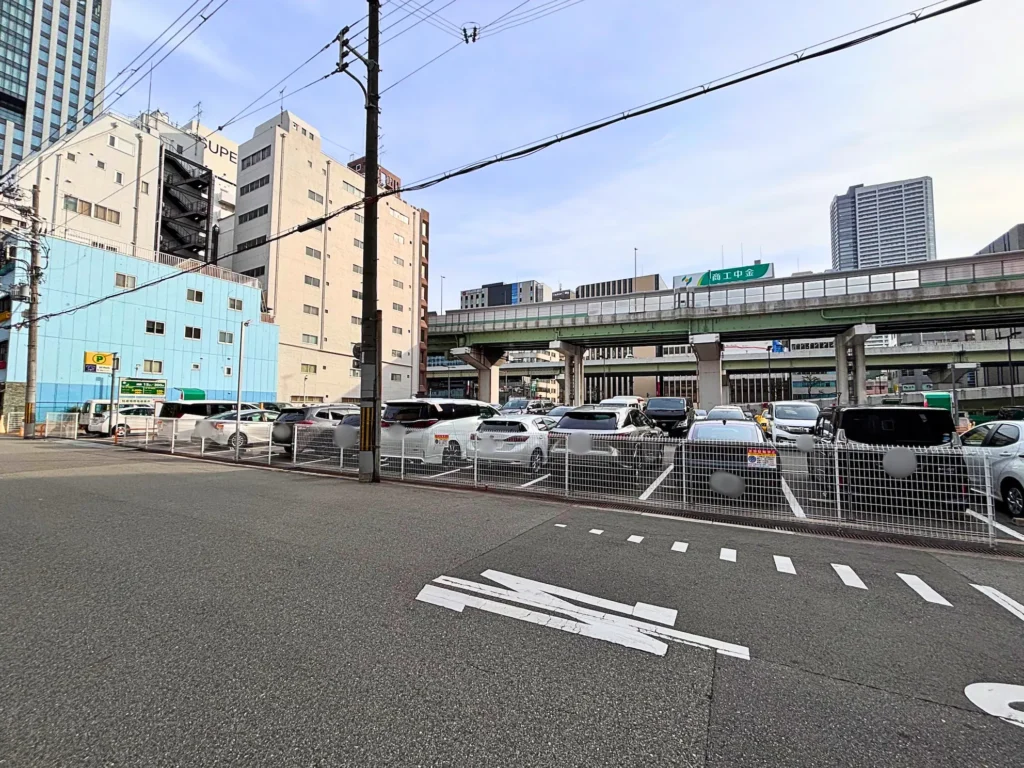 大阪市西区本町のパーソナルジムFIT HIVE(フィットハイブ)の近くの駐車場「KF-Park 西本町1丁目」