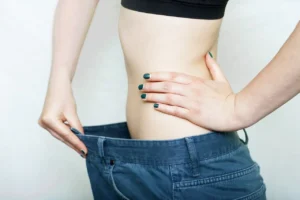 ダイエットしてジーンズのウェストに余裕が出た様子