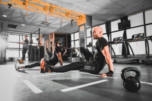 ジムで自重トレーニングをする男性の写真