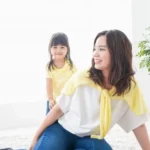 子供とママが遊んでいる様子