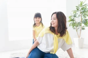 子供とママが遊んでいる様子