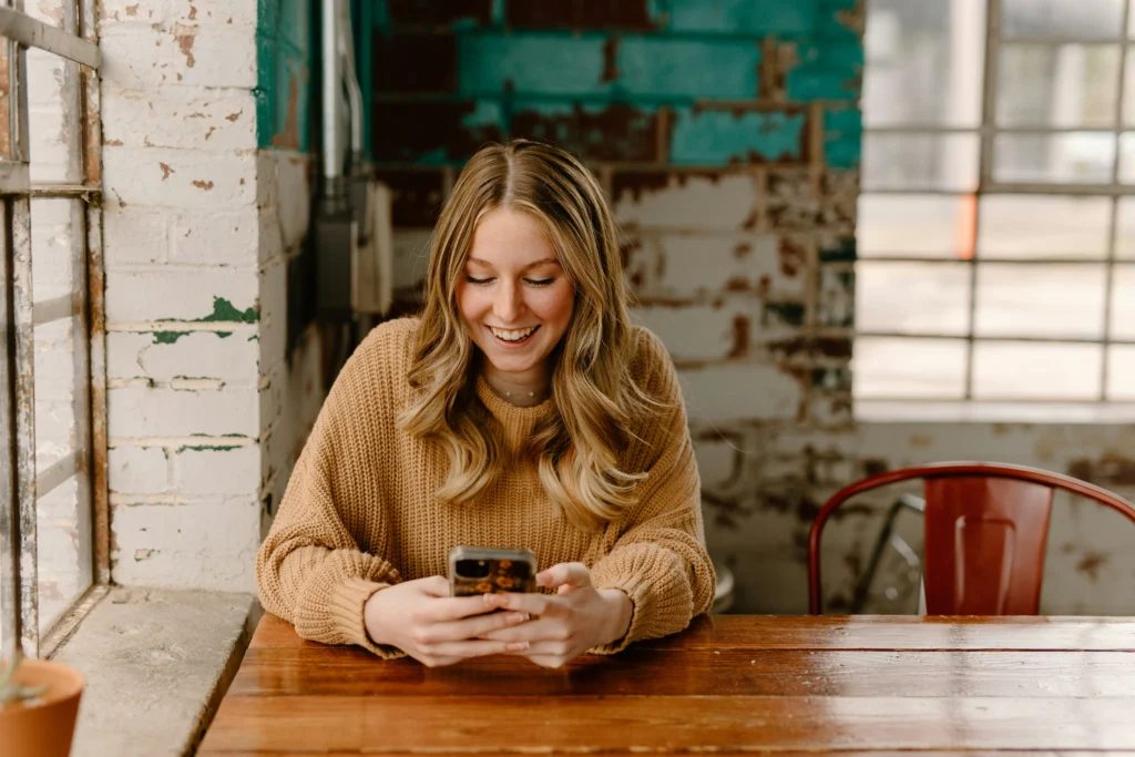 スマートフォンでリサーチをする女性の写真