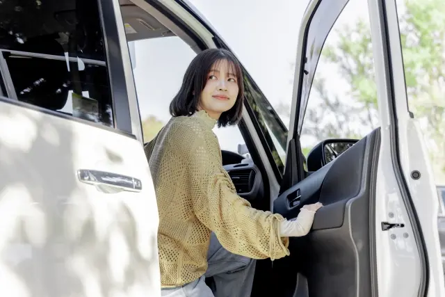 パーソナルトレーニングジムに車で通っているイメージ