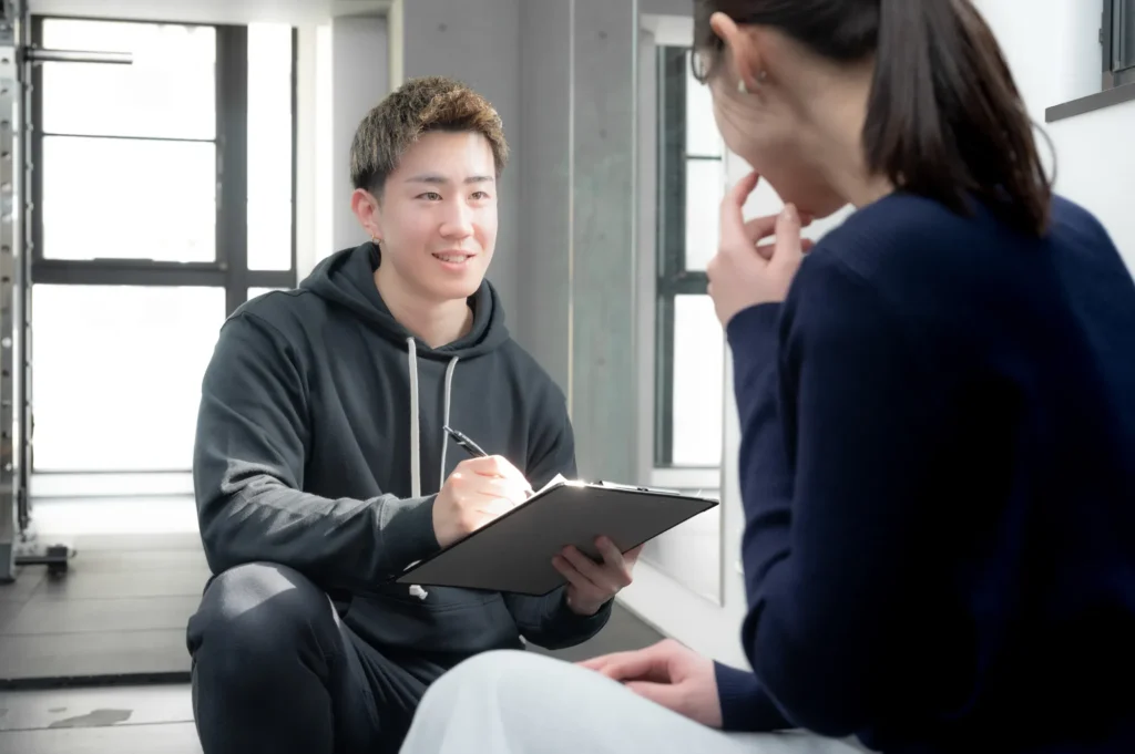 パーソナルトレーニングジム FIT HIVE(フィットハイブ)のカウンセリングの様子(庵前トレーナー)