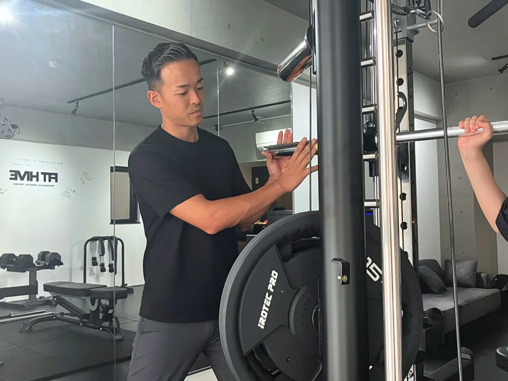 大阪市西区本町のパーソナルジムFIT HIVE（フィットハイブ）のトレーナー酒井翔太のトレーニング中の様子