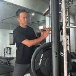 大阪市西区本町のパーソナルジムFIT HIVE（フィットハイブ）のトレーナー酒井翔太のトレーニング中の様子