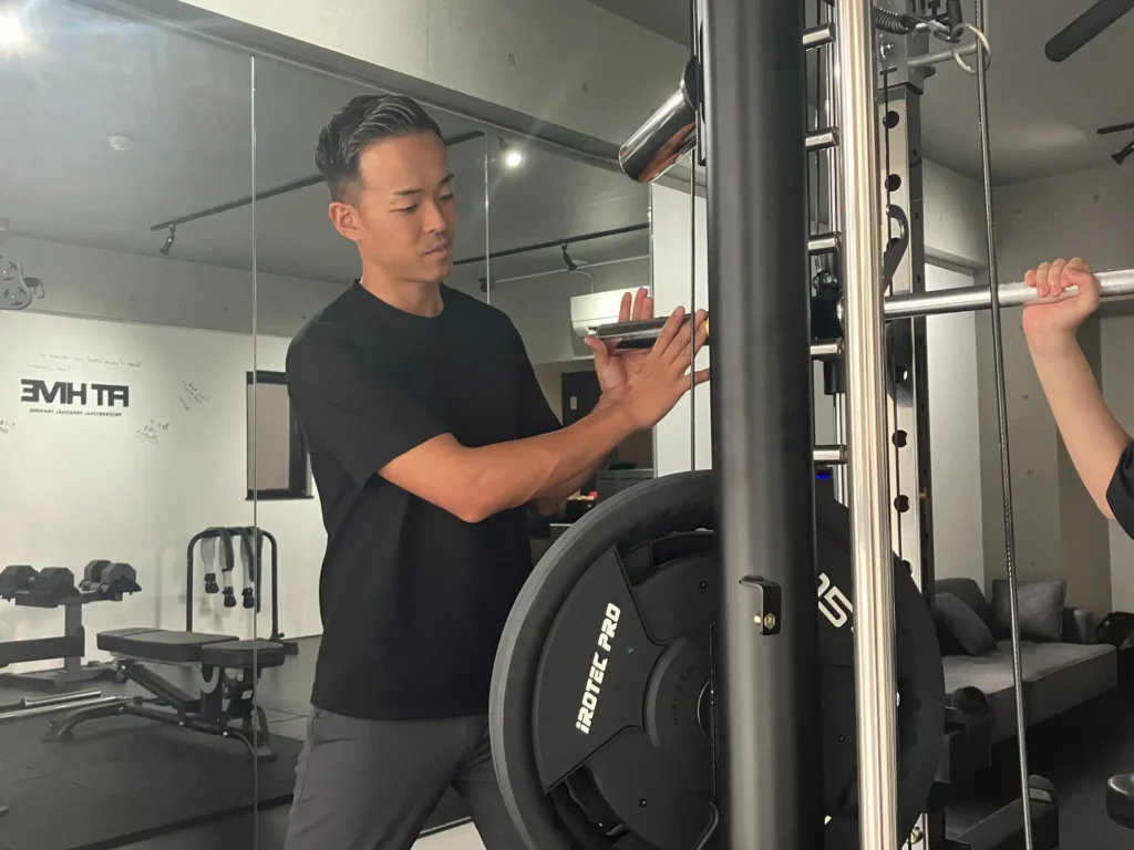 トレーニングの指導をする酒井トレーナー