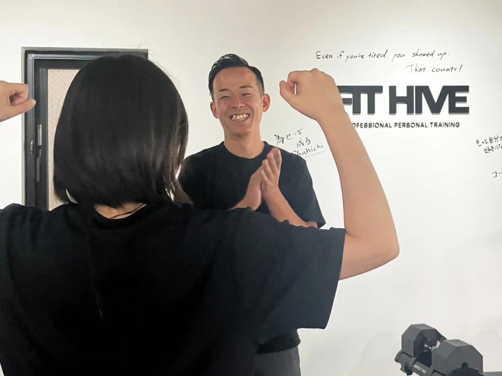 デザイナーNさん称賛を贈る酒井トレーナー