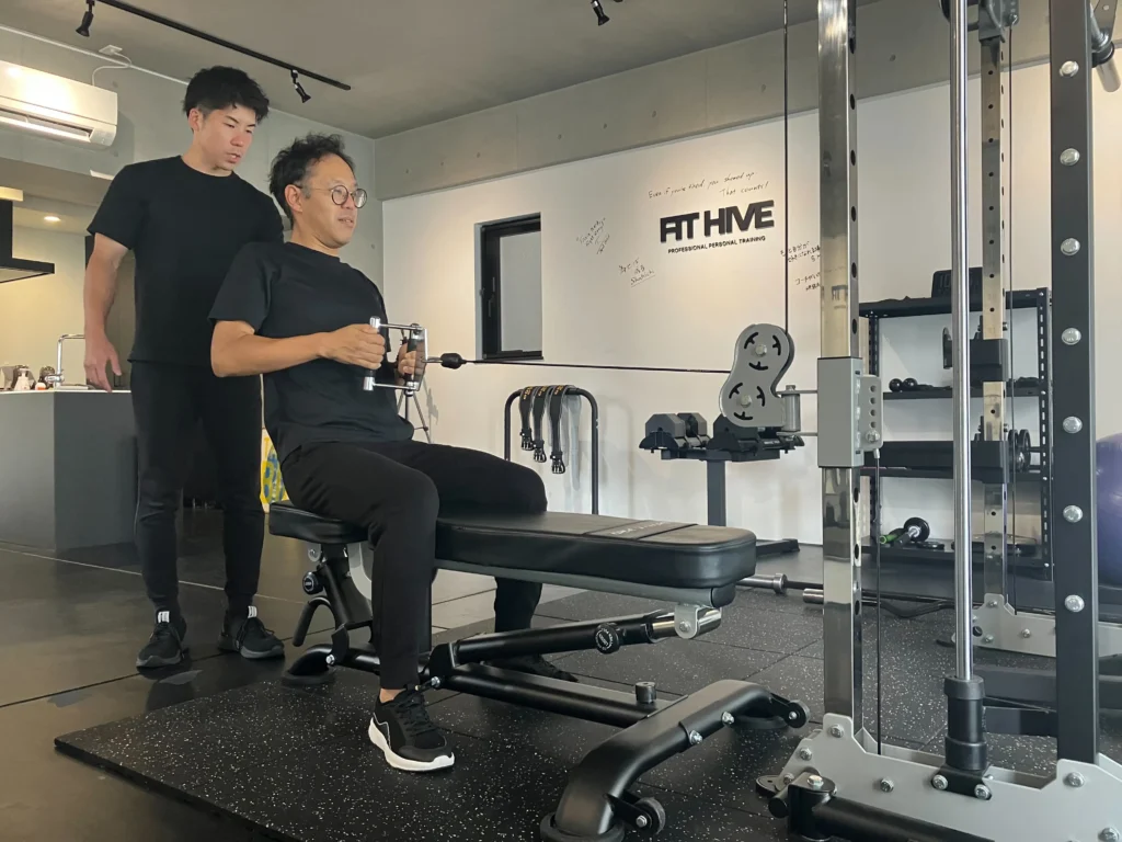 腰痛・姿勢改善を目的とした40代男性のお客様のトレーニング風景