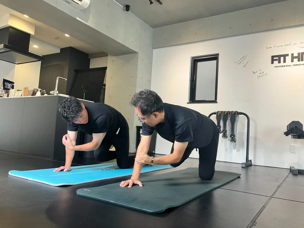 腰痛・姿勢改善を目的とした40代男性のお客様のトレーニング風景