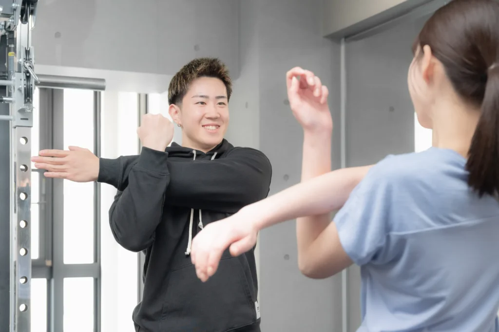 パーソナルトレーニングジム FIT HIVE(フィットハイブ)ウォーミングアップの様子(庵前トレーナー)