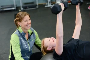 パーソナルトレーニング指導を受ける女性の写真