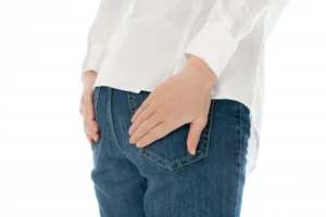 ヒップに手を当てている女性