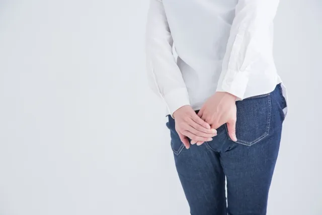 ヒップに手を当てている女性