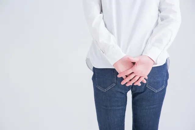 ヒップの上で手を重ねる女性