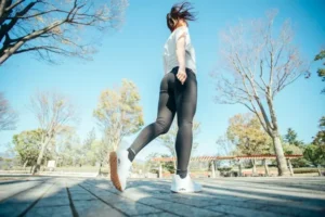 女性が歩いている写真