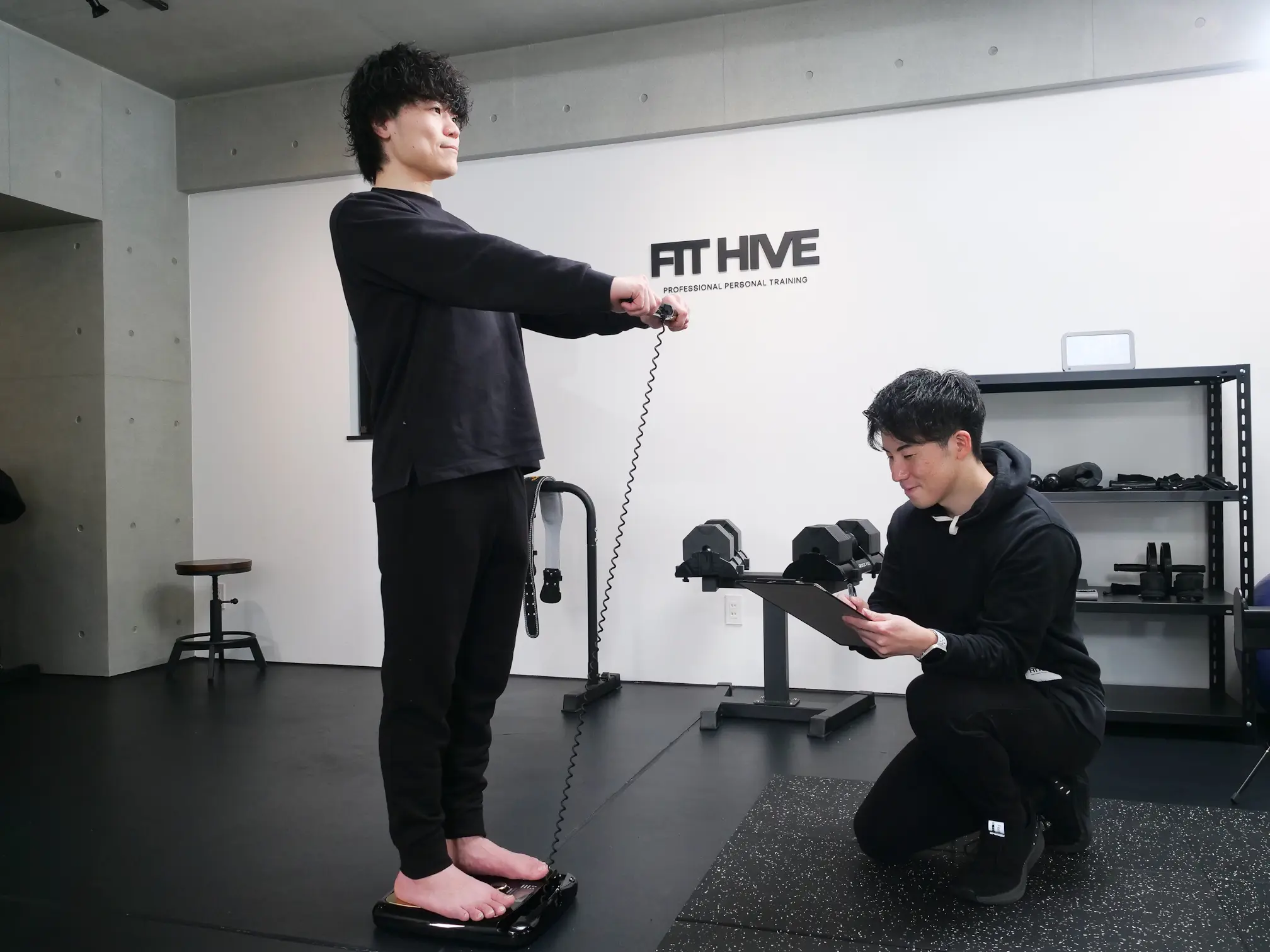 大阪市西区本町のパーソナルトレーニングジムFIT HIVE（フィットファイブ）　　体験レッスン　体組成測定の様子
