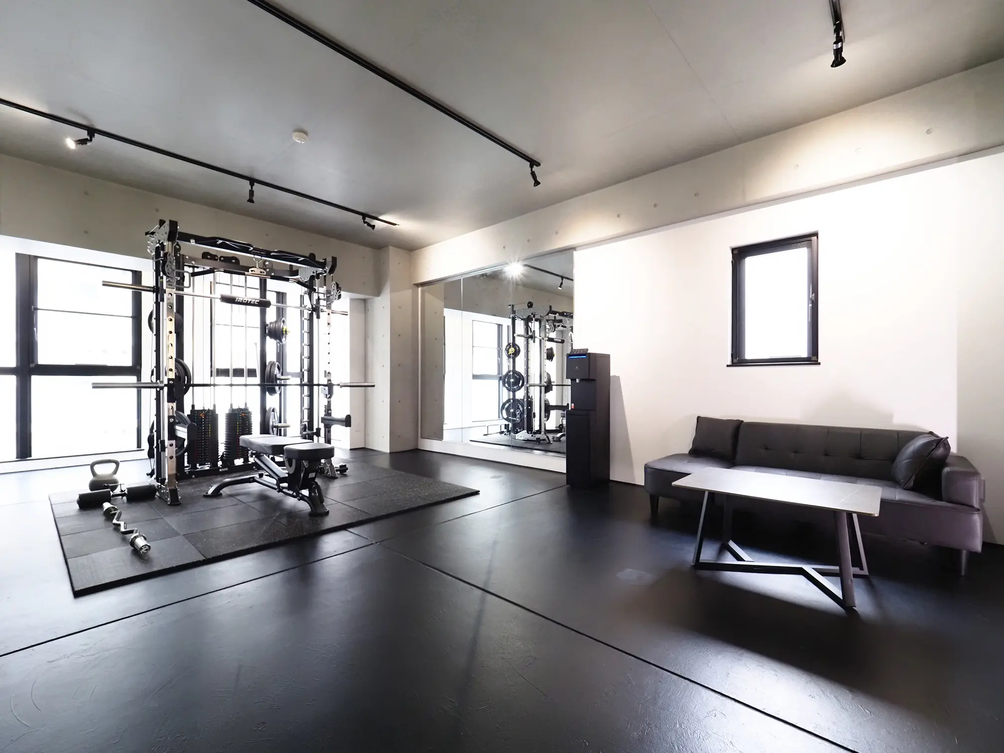 大阪市西区本町のパーソナルトレーニングジムFIT HIVE（フィットファイブ）の内観