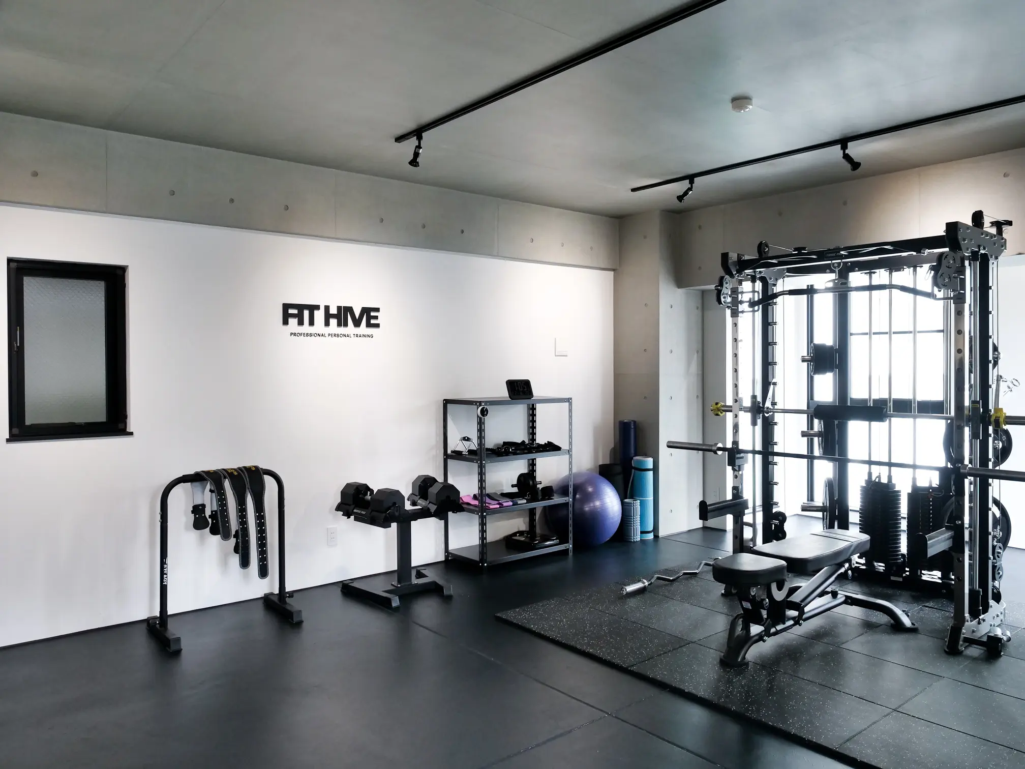 大阪市西区本町のパーソナルトレーニングジムFIT HIVE（フィットファイブ）の内観
