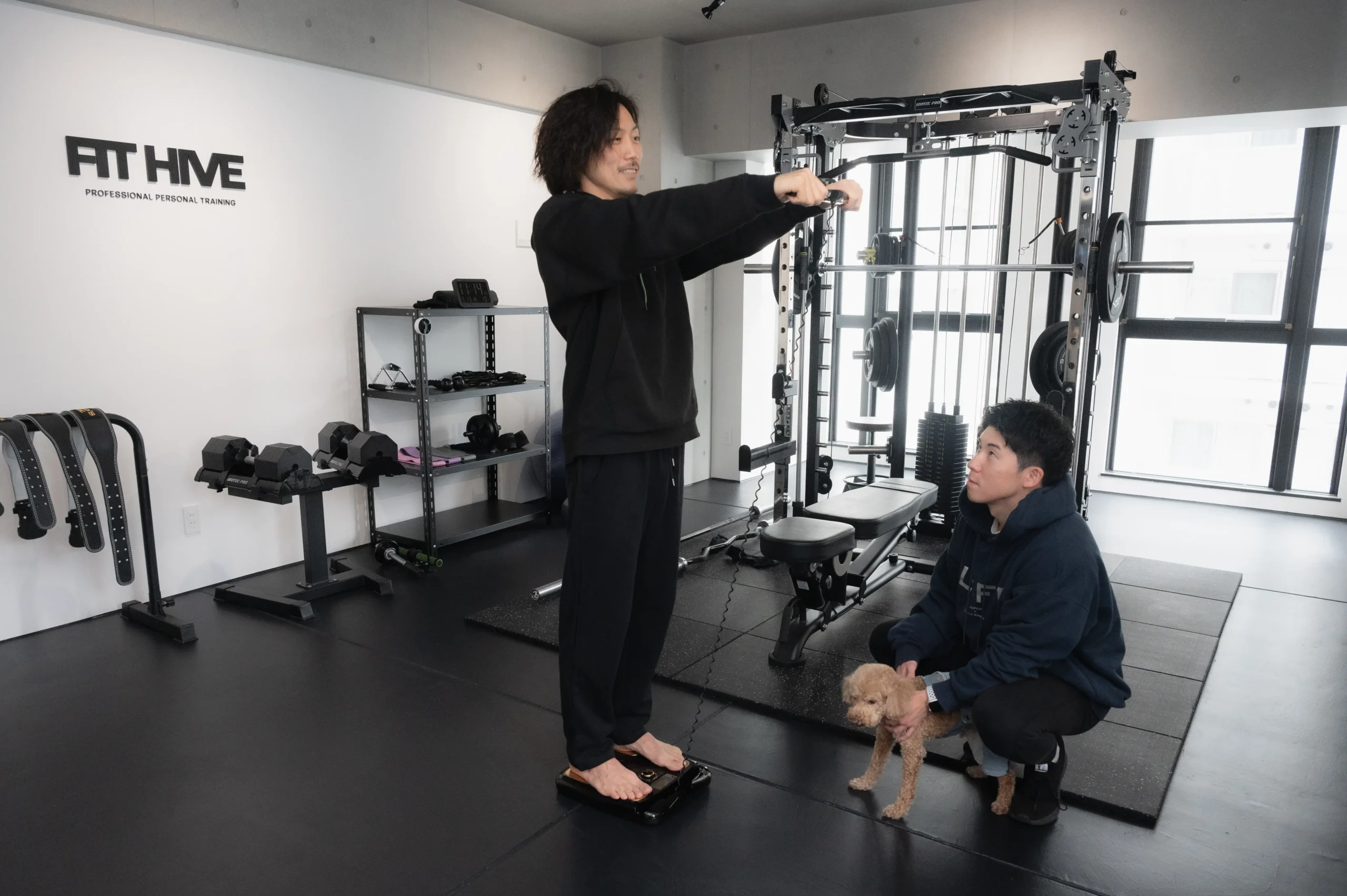 大阪市西区本町のペット同伴OKのパーソナルトレーニングジムFIT HIVE（フィットファイブ）の犬同伴時の体組成測定 の様子