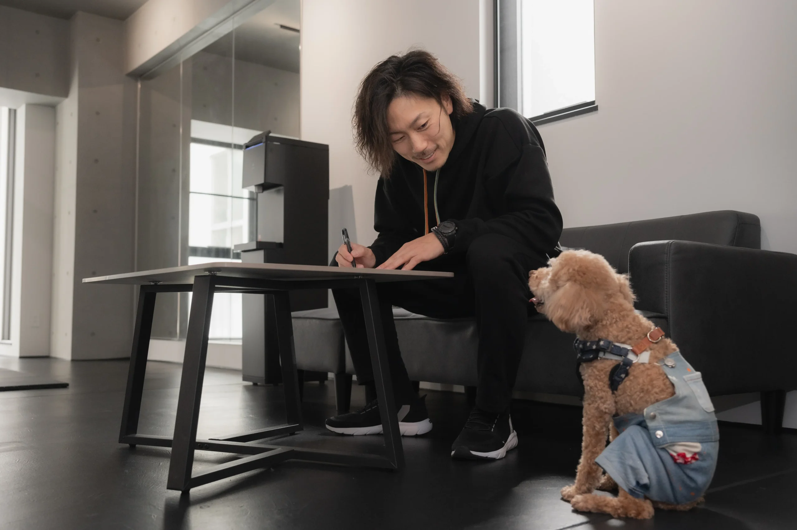 大阪市西区本町のペット同伴OKのパーソナルトレーニングジムFIT HIVE（フィットファイブ）の犬同伴時のカウンセリングの様子