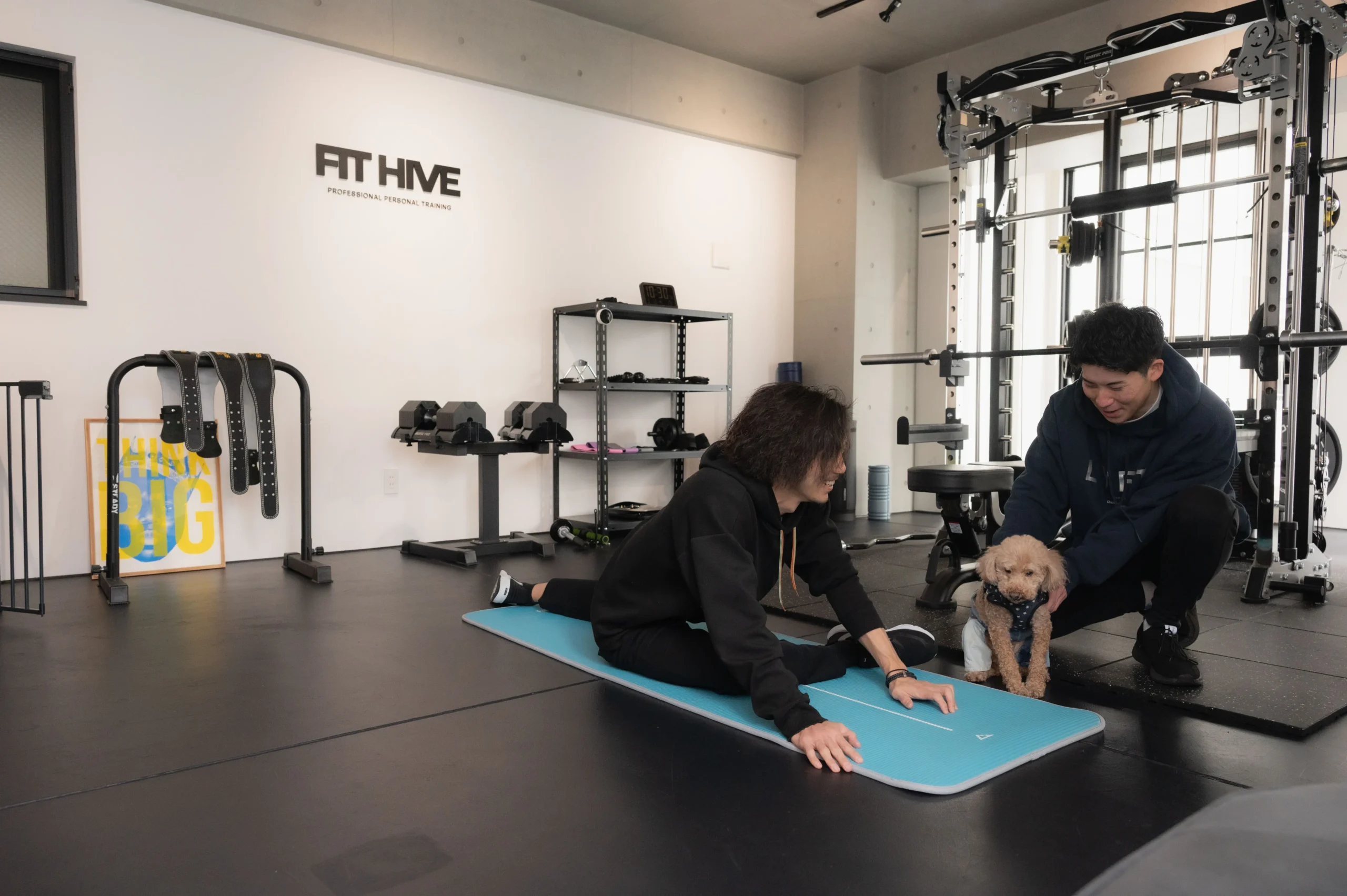 大阪市西区本町のペット同伴OKのパーソナルトレーニングジムFIT HIVE（フィットファイブ）犬同伴時のウォームアップ の様子