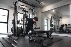 男性のトレーニング風景